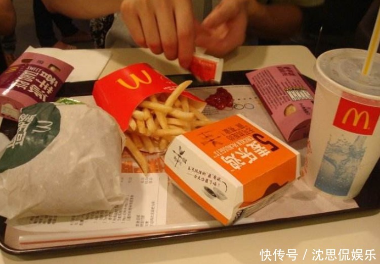 不懂装懂|吃麦当劳时,餐盘上为什么总铺一张纸服务员不懂装懂的人真多