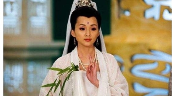 观音为啥不穿鞋袜就赶下凡去收金鱼精?她究竟在惊慌什么?