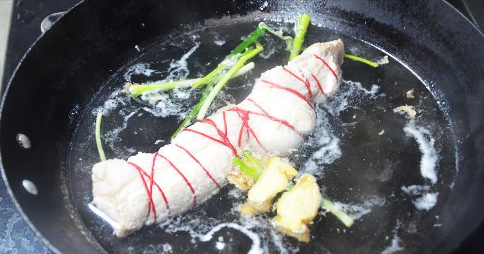 红烧|五花肉不要再红烧了，拿绳子捆起来，咸香不腻，我家一周吃5次