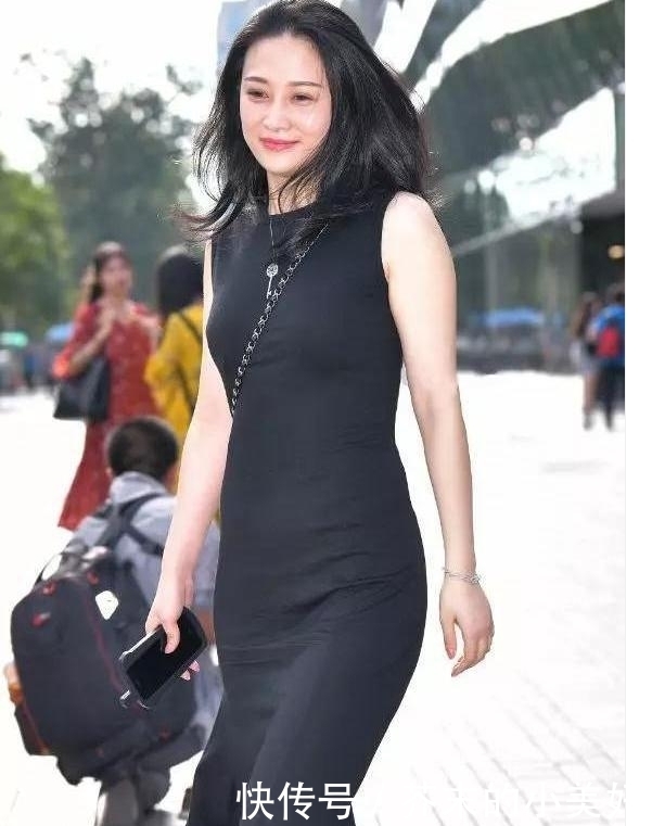 气质|街拍:穿长裙的风韵美女,清新淡雅,气质逼人!