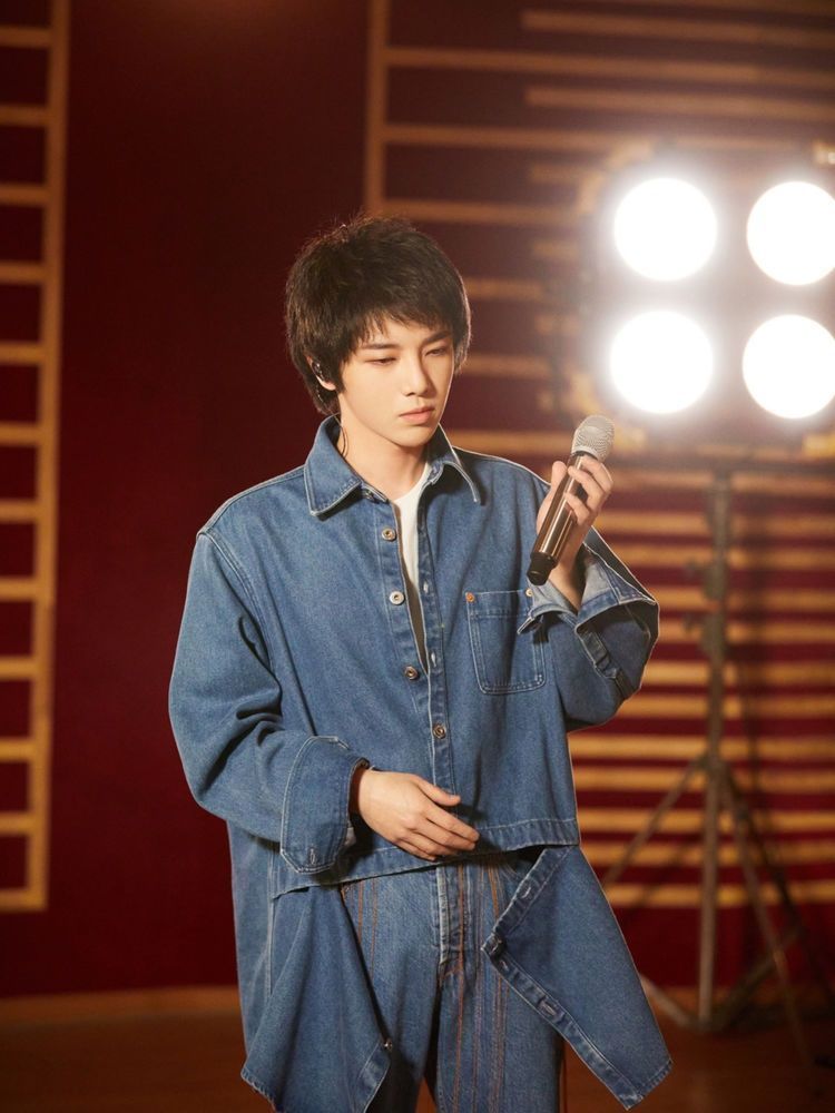 我型我秀|张杰新鲜营业，穿牛仔套装意外撞上华晨宇，一个率性一个前卫