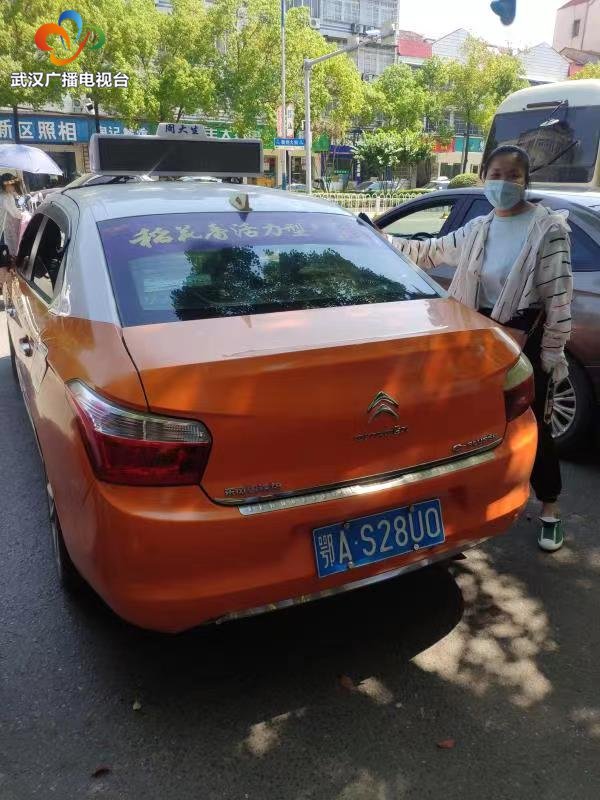 点赞 新洲这位女出租车司机 爱心送考 坚持了11年 快资讯