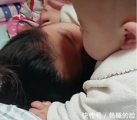 姐姐|二胎弟弟叫姐姐起床,有谁观察到他的一个行为,网友直呼亲生的
