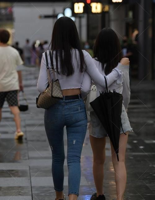 贴身|小姐姐穿紧身牛仔裤,搭配白色贴身上衣,性感时尚又迷人