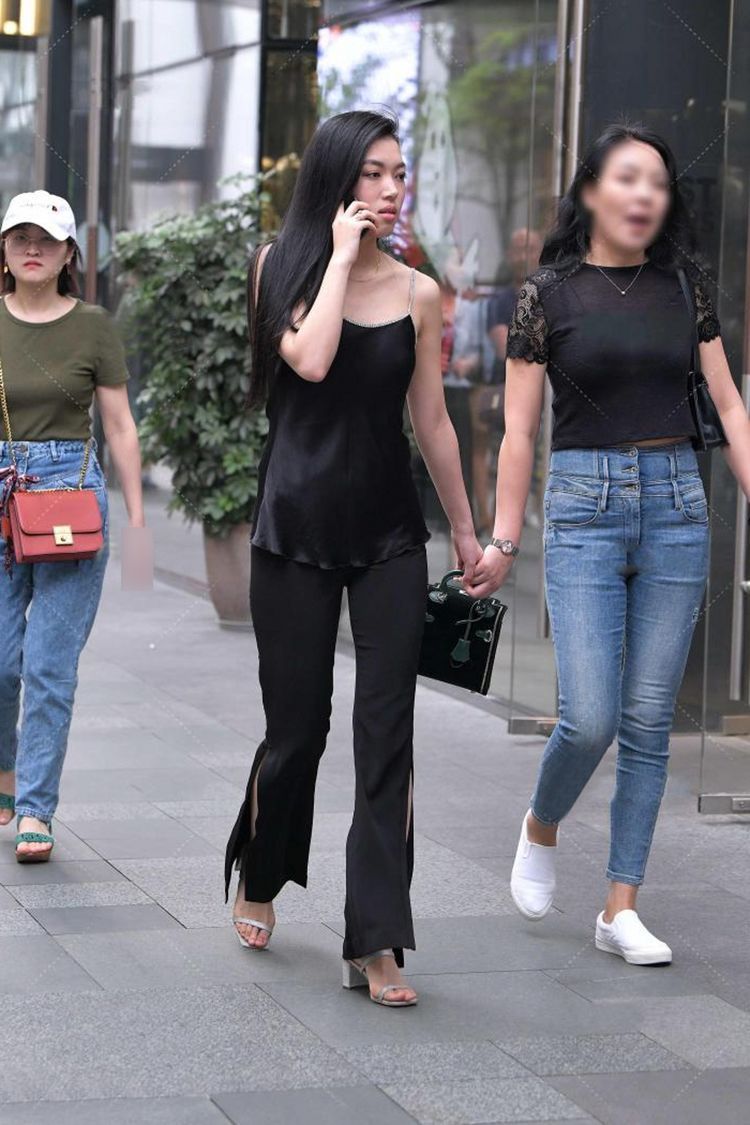 街拍|街拍:深v领灰色连衣裙,简单时尚,气质佳