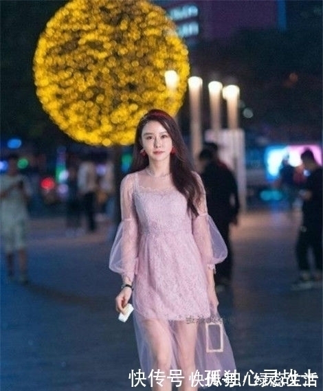 吊带|街拍：娇小玲珑的美女，身穿吊带搭配牛仔热裤，尽显女神风采