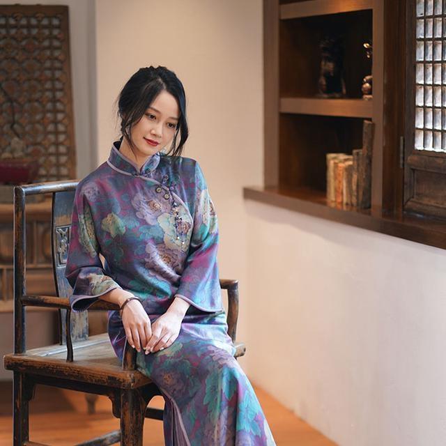 皮夹克|路人街拍,美女温婉优雅,帅气的皮装搭配蓝色牛仔裤,青春时尚