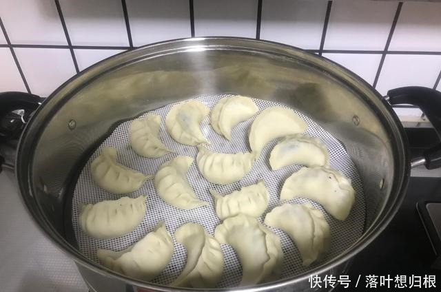 素馅烫面蒸饺详细做法,皮薄馅大不破皮,和面是关键,放凉都不硬