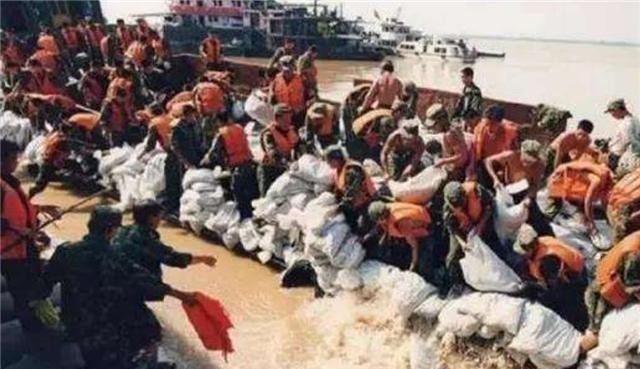 董万瑞|22年前,那个在98抗洪中创造“千年一堵”的董万瑞,如今怎么样?