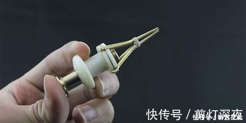 钓鱼:有人捏红虫,手掌瘙痒,喝了一个月的草药,有人一点没事!