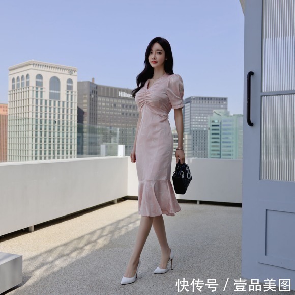 时尚&女神孙允珠时尚搭配:微甜蜜桃科尔多瓦经典刺绣裙