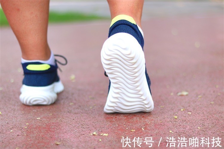 运动版 穿袜套鞋是怎么一种体验呢?网友:这个值得试一试