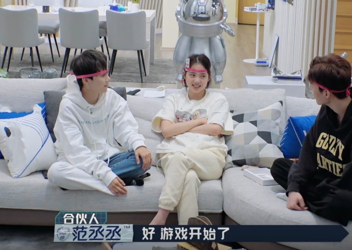 刘雨昕用绳子给欧阳娜娜量头围,用力勒紧