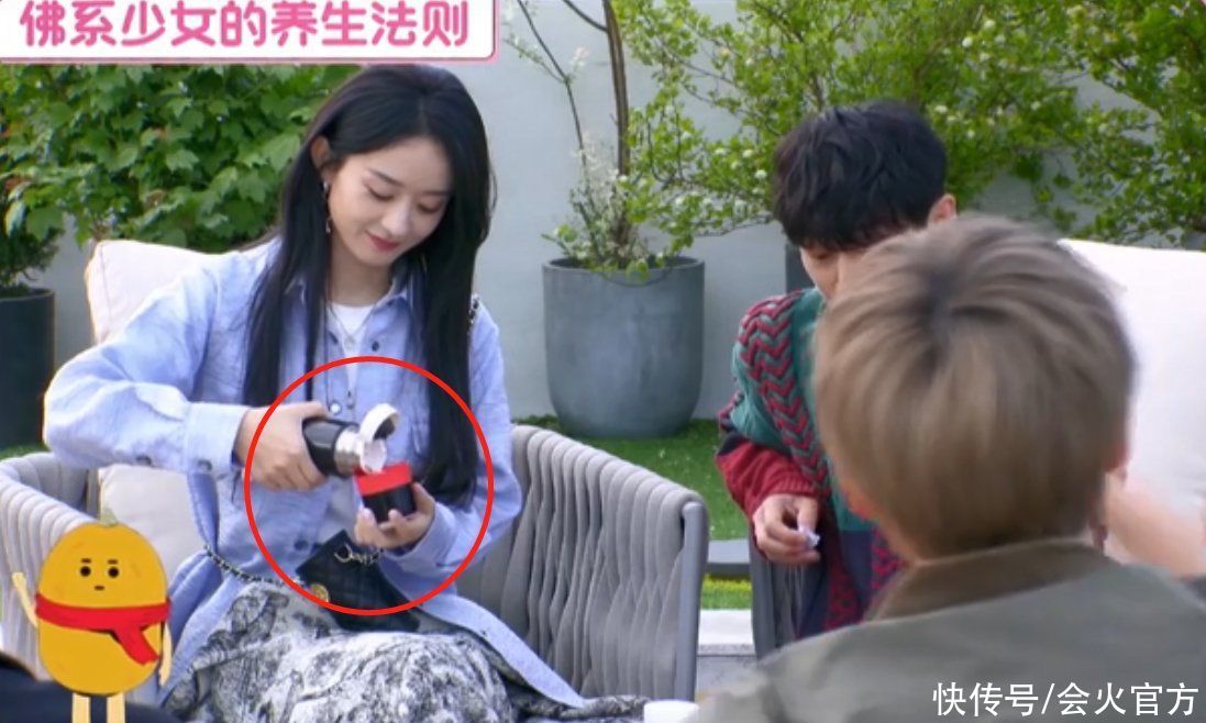 偷拍|赵丽颖在机场被偷拍,身上背着铁水壶获多人护送,一双漫画腿吸睛