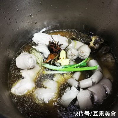  酱香猪尾巴一口下肚，唇齿留香