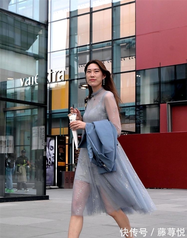 透视 美女穿着一件透视的连衣裙,有着一种若隐若现的美