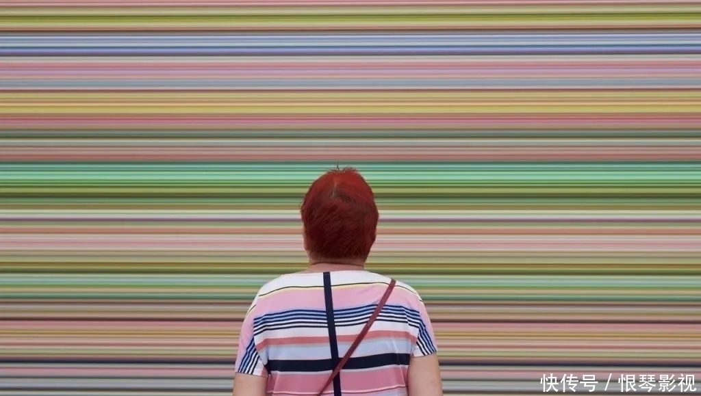 名画&他花2年时间,拍下1000个“撞衫”的人:撞衫不可怕,可怕的是……