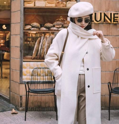  时尚|高级的冬季穿搭难吗？白色毛呢大衣配直筒裤就很时尚，值得借鉴