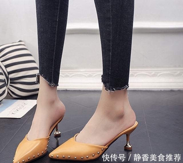 四十四岁妈妈,不穿高跟鞋,平时的她就穿这样的凉鞋,优雅年轻多