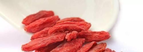 眼睛干痛疲劳，4种食物吃起来，预防近视还明目