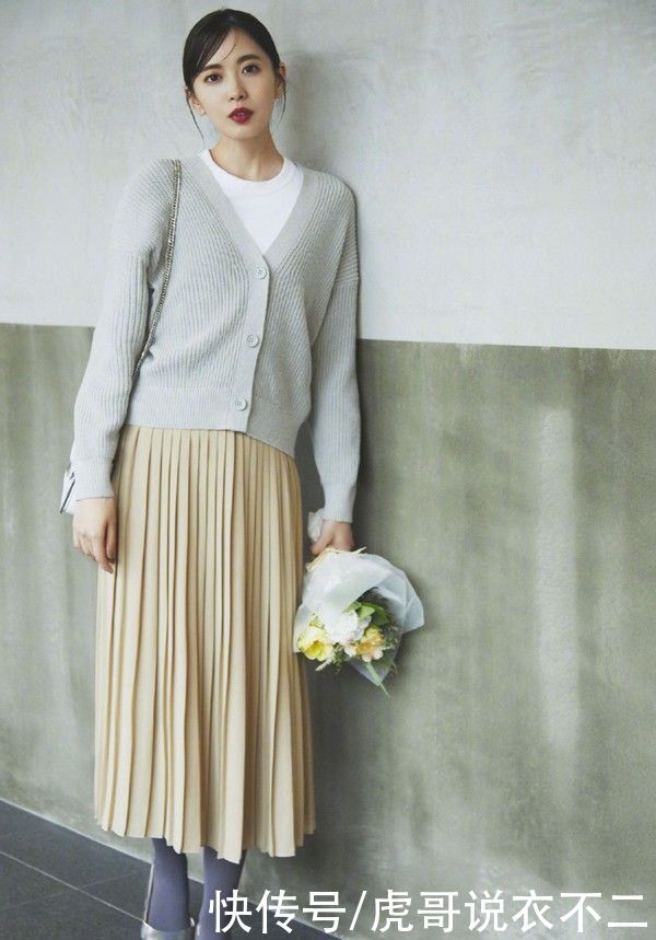 女人懂穿衣就能美下去，试试“针织衫+半身裙”，显瘦又优雅