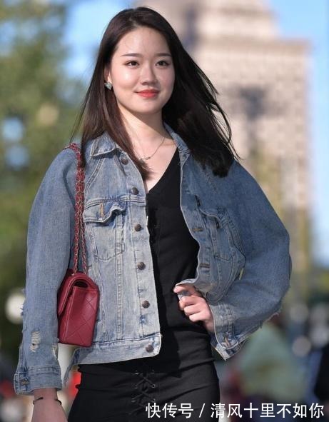 牛仔外套 黑色连衣裙搭配牛仔外套,休闲高雅,少女感十足