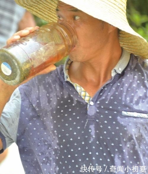 物体|为什么衣服浸了水颜色变深？