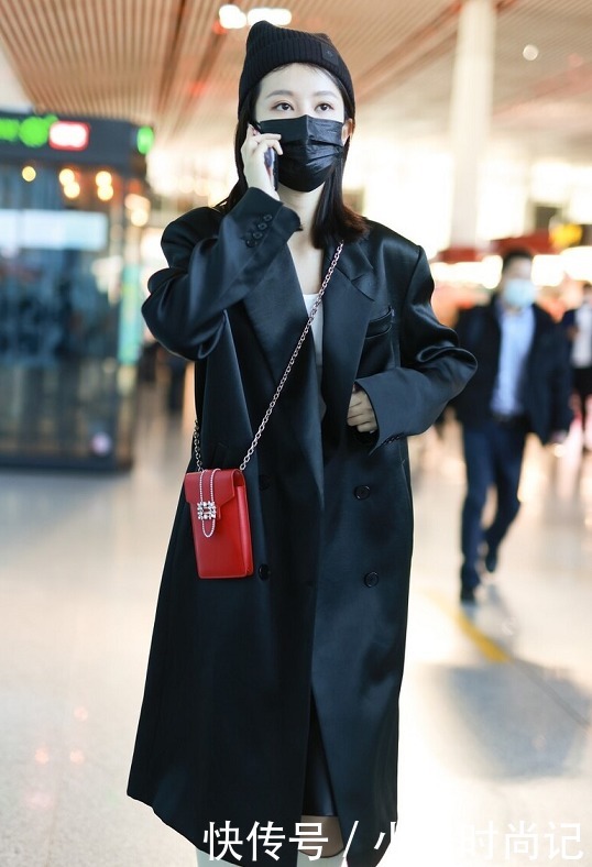 黑色|乔欣真会穿, 黑色大衣和白色的长筒靴凸显出时尚感, 凸显出时尚感