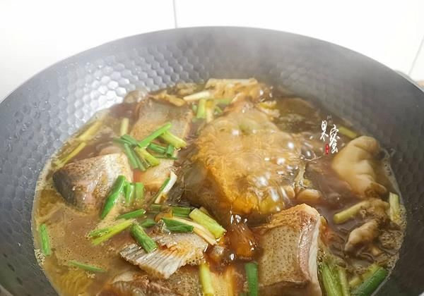 午餐这样焖了一锅美食，有菜有饼，咸鲜味美，家人连说做得太少