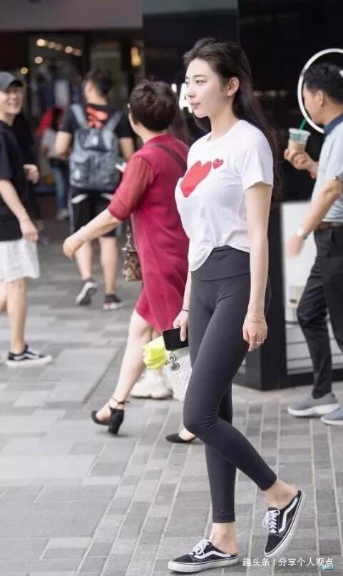 身材 国外妹子的打底裤穿搭太吸引人,路过的小哥哥时不时的回头望着她