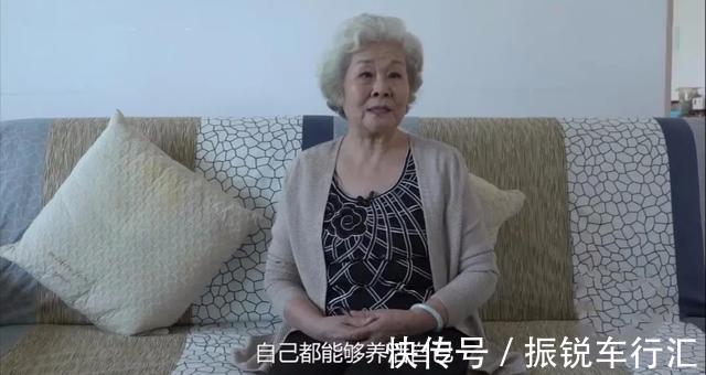 一儿一女@84岁女歌唱家住进养老院,说不想给儿女添麻烦,网友却议论纷纷