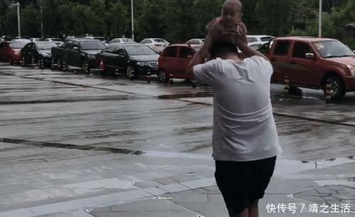 齐爸爸|父子出门遇下雨,宝爸立刻将宝宝举到头顶,网友:全网混最差的娃