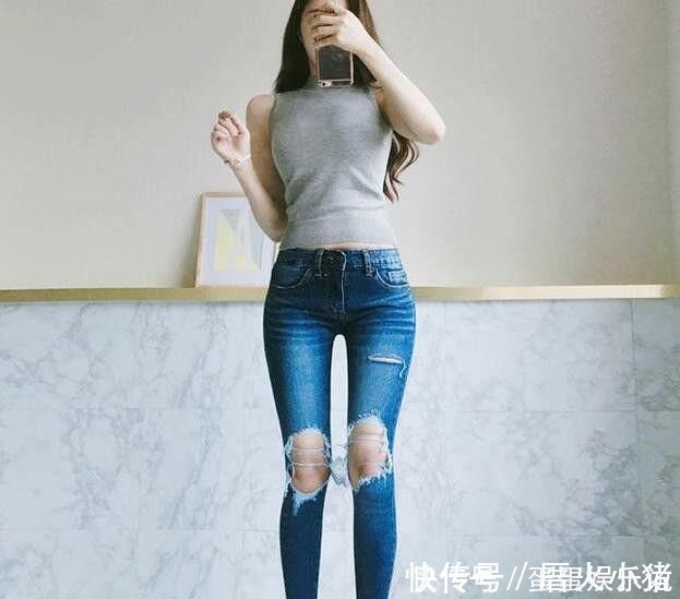 紧身衣 牛仔裤凸显出大方得体的气质美感,女人味十足