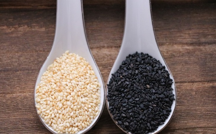 奶奶常吃黑芝麻,教你1个家常做法,比芝麻丸简单,头发黑精神好