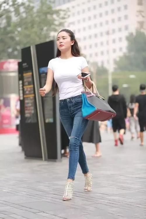 时尚|高挑小姐姐，搭配白色体恤和紧身牛仔裤，时尚又好看