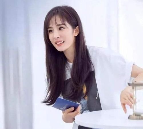 热巴|脸上有这3个“特征”的女生,别轻易留刘海!露五官更年轻又女神