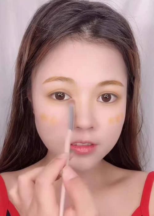  长相|小姐姐用一根口红化妆全脸，开始：长相还挺美，看到最后：手也这么巧！