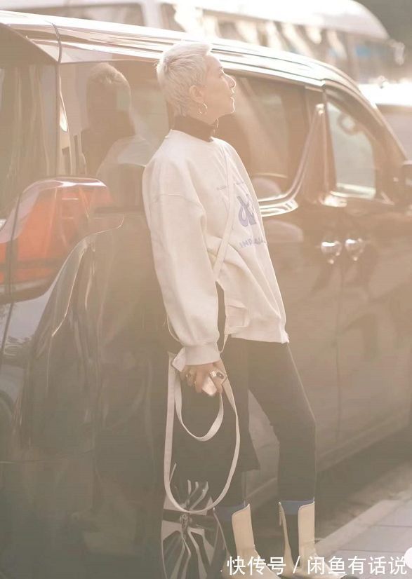 马丁靴 60岁奶奶才不服老,穿高帮靴骑单车出门,一头白发还剪寸头太拉风