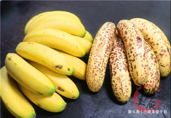 香蕉放两天就变黑，果摊贩子教我一招，放一个月不发黑还新鲜