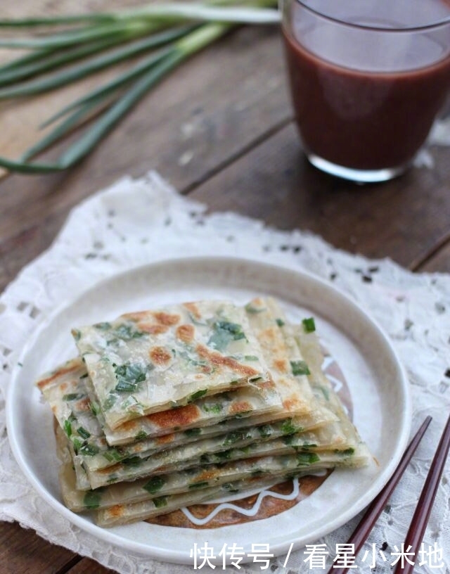 葱油饼|饺子皮就能做的葱油饼,简单的不要不要的,几分钟就上桌的美食