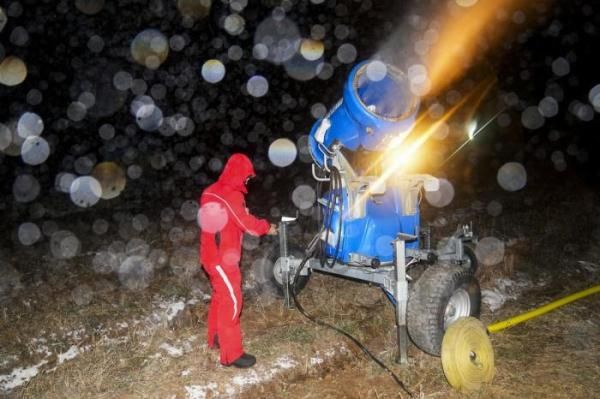 寒夜滑雪场|寒夜滑雪场的“面条守护者”