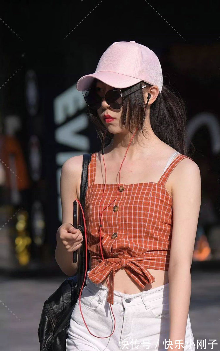 格子|格子背心搭配白色牛仔短裤,简约清凉的穿搭,也能展示时尚气质