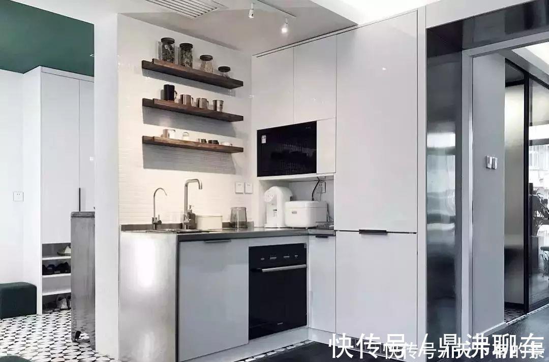 墙面|49平小公寓,进门就是衣帽间,开放式卫生间浴缸放明处,前卫!