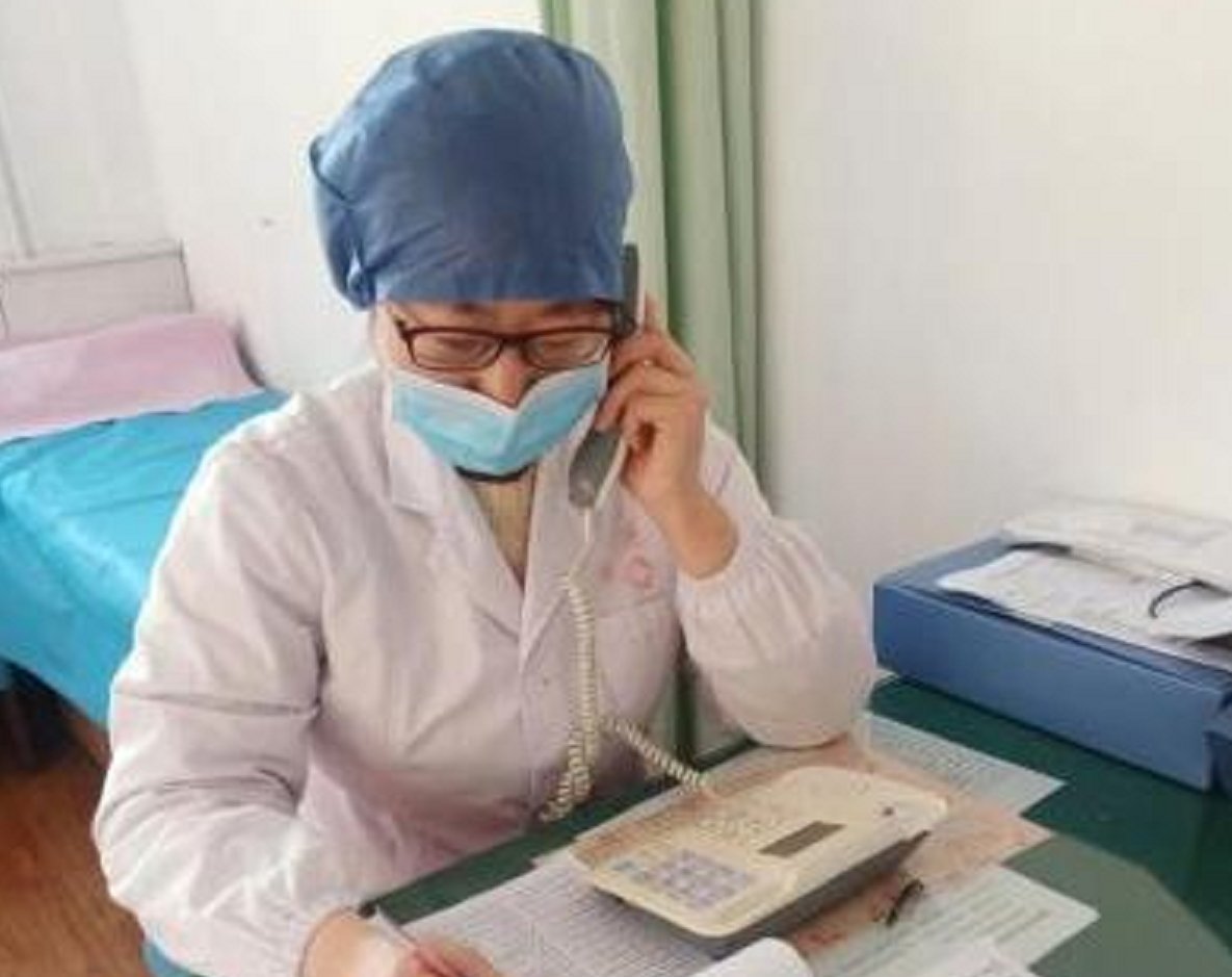 自作自受|孩子高烧医院排队400号,医生只顾打私人电话,网友:自作自受