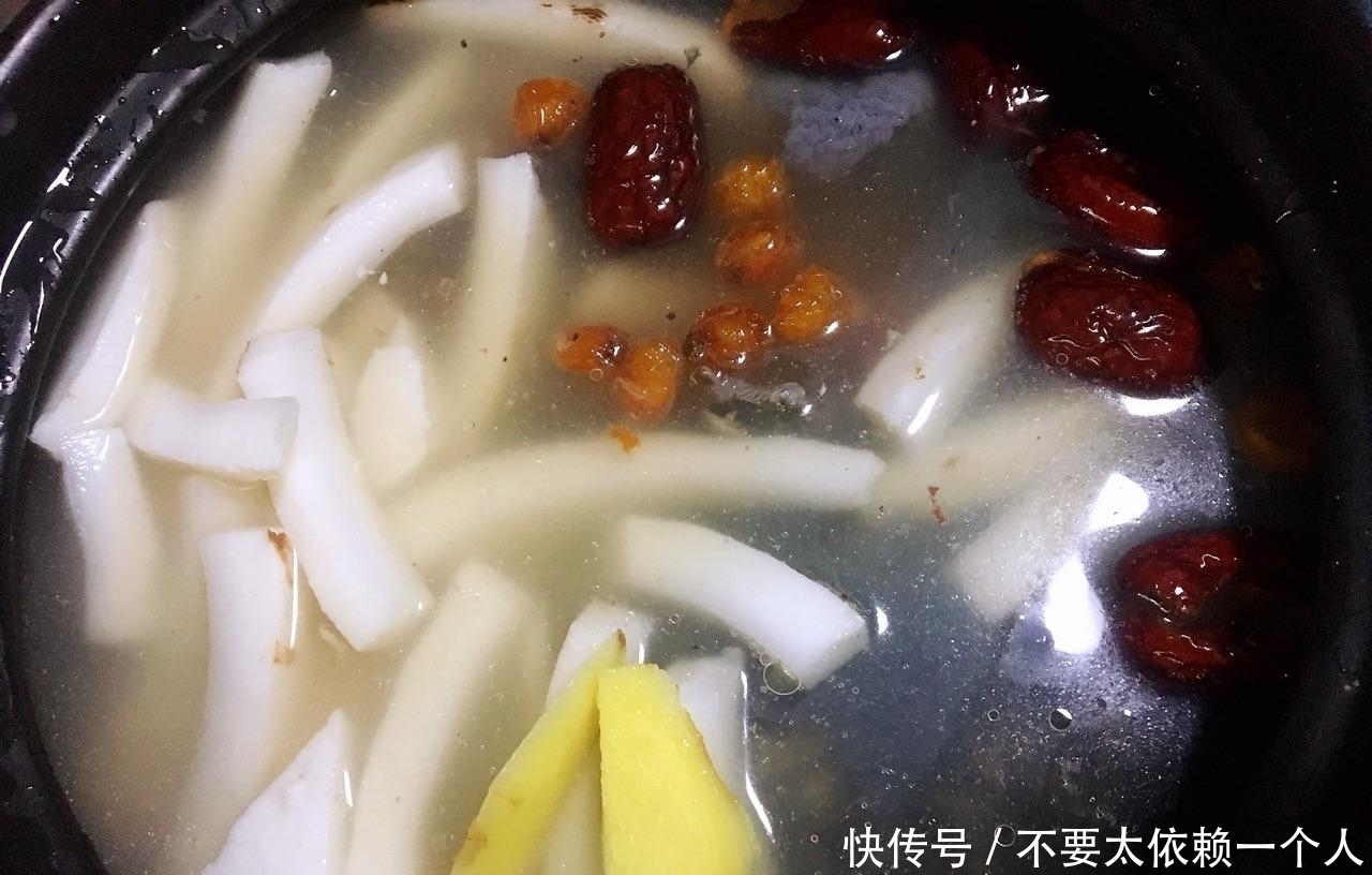 椰肉|夏天炎热，教你做营养又下火的鸡汤，钾含量足，连喝3碗才过瘾