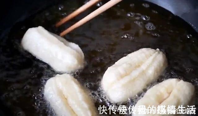酥脆|炸油条时，一定要加此物，油条个个空心，蓬松酥脆，还好吃