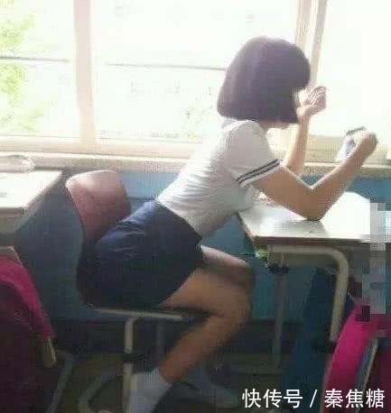 姑娘们这样是不行的,还是让我给你来压腿吧