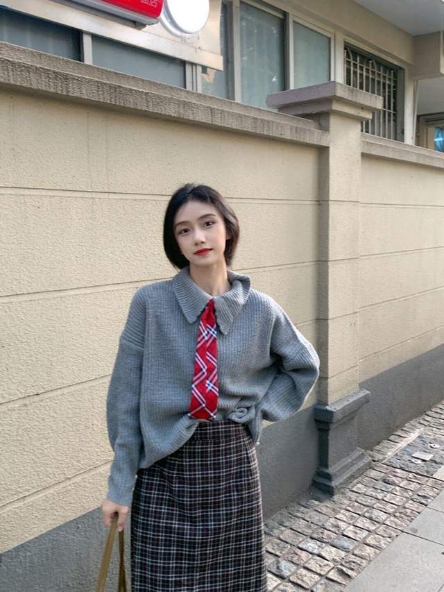 上身 秋冬季节想要穿出氛围感,红色毛衣搭配牛仔裤,高级又显气质