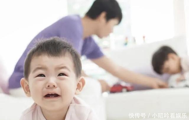 孩子|弟弟见姐姐看电视入迷,趁机偷吃她手中鸡腿,被发现后表情萌翻