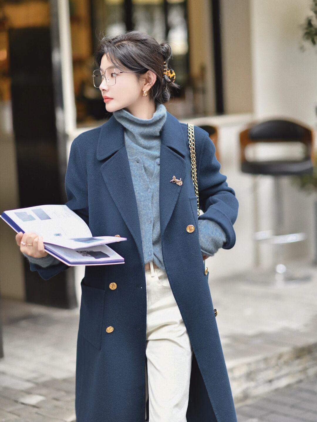 优雅|这个秋天熟女都爱穿“大衣+高领衫”,优雅知性,关键还很保暖